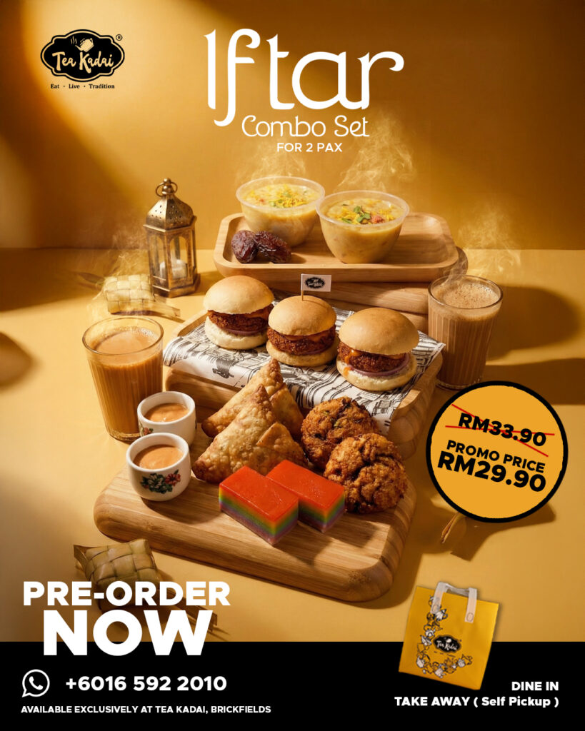 Poster promosi "Iftar Combo Set for 2 Pax" dari Tea Kadai. Gambar menunjukkan susunan makanan di atas talam kayu yang terdiri daripada 3 burger mini, samosa, vadai, kuih lapis, dua mangkuk bubur panas, kurma, dan dua gelas teh tarik. Harga promosi ialah RM29.90 (harga asal RM33.90). Terdapat maklumat tempahan melalui WhatsApp +6016 592 2010 dan lokasi di Brickfields.