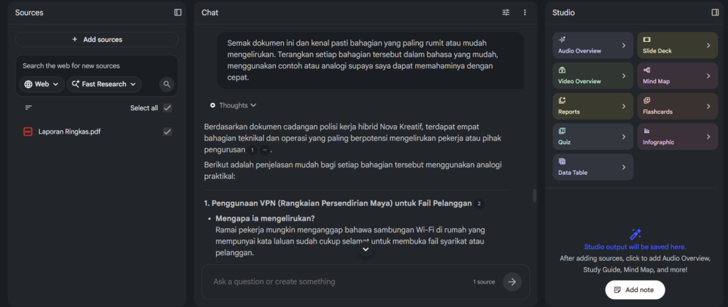 Tangkapan skrin antaramuka NotebookLM bertema gelap yang menunjukkan penjelasan bahagian rumit daripada dokumen "Laporan Ringkas.pdf" menggunakan analogi mudah di ruangan sembang, diapit oleh panel Sources dan Studio.