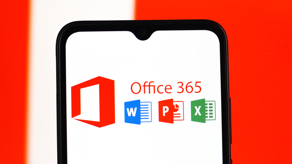 Skrin telefon pintar memaparkan logo Microsoft Office 365 bersama ikon aplikasi Word, PowerPoint, dan Excel di atas latar belakang merah.